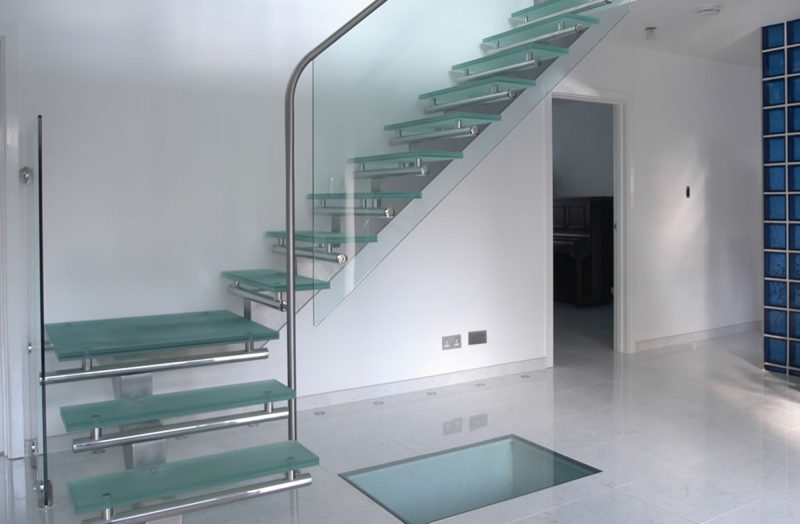 1663-Bisca-Glass-Staircase-Hitchen-3